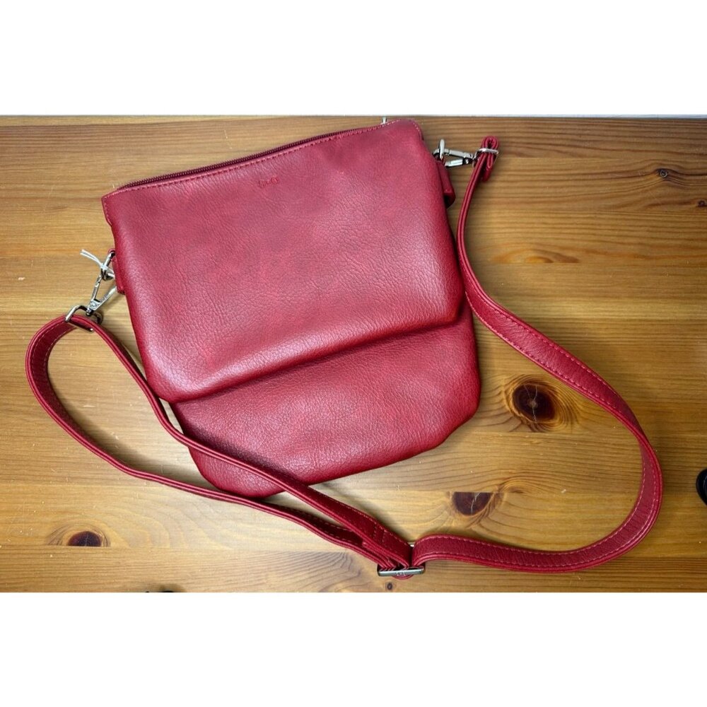 S-Q Vegan Leather Crossbody/Shoulder Bag Purse in Red With Zipper closures